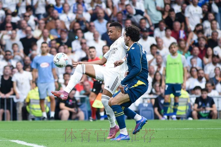 西甲-本泽马双响+任意球破门!皇马3-1西班牙人